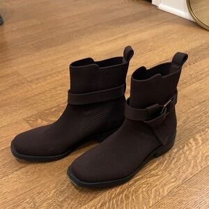 Vivaia Round-Toe ankle Boots